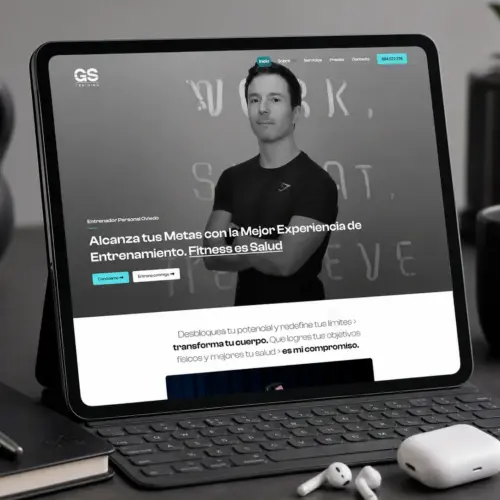 Web de Guillermo Solas Fitness mostrada en tablet sobre mesa de entrenamiento