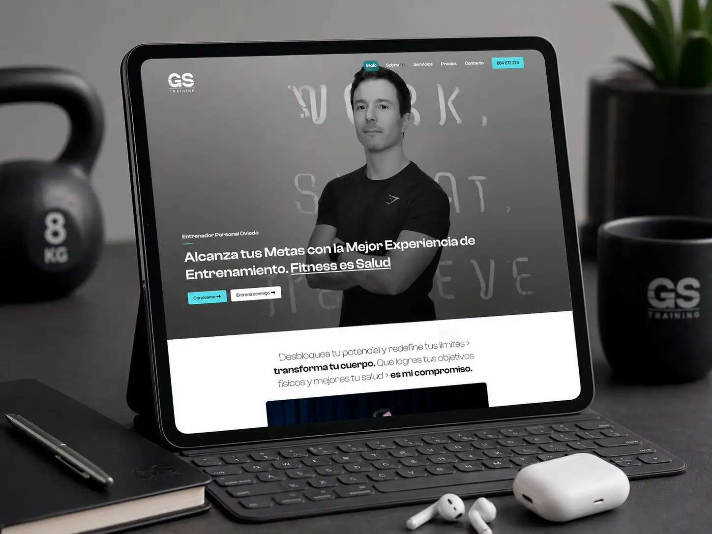 Web de Guillermo Solas Fitness mostrada en tablet sobre mesa de entrenamiento